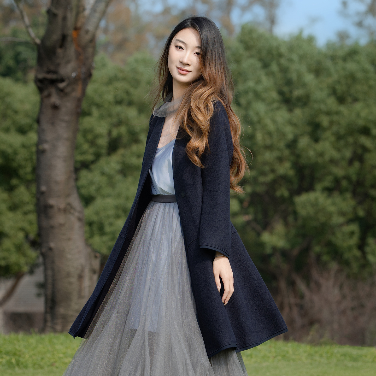 README中长A摆系带胸花大衣