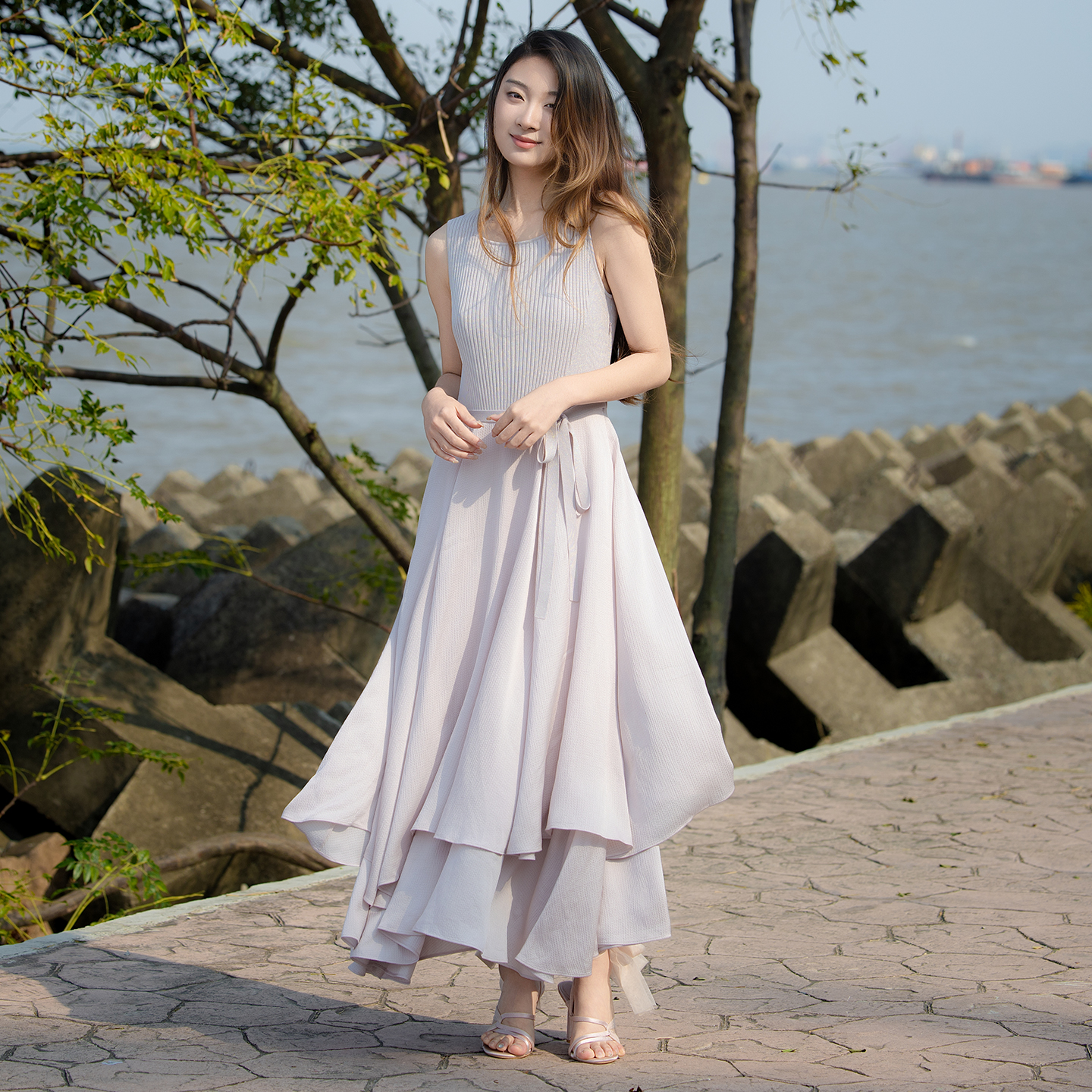 README针梭相拼叠摆连衣裙