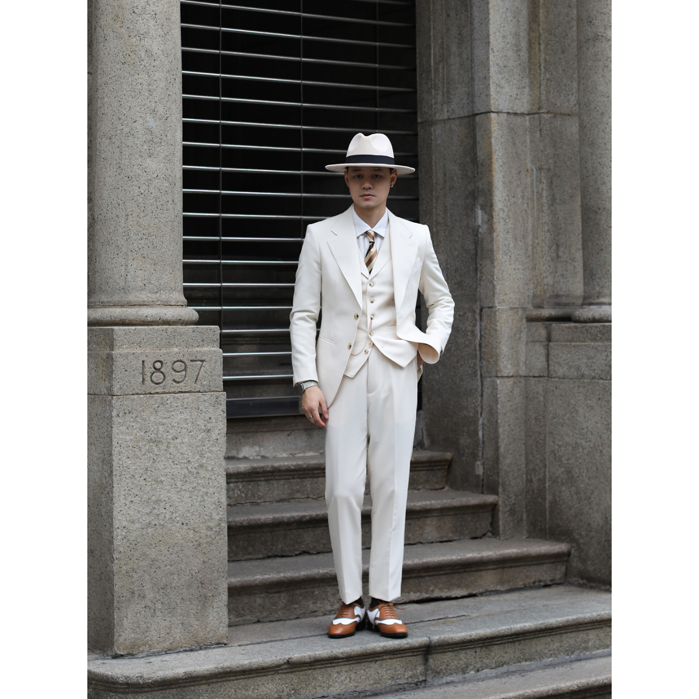 意式复古浪漫儒雅新郎结婚婚纱照西服 优雅杏色修身西装三件套装