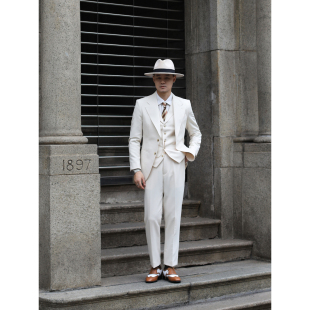 意式复古浪漫儒雅新郎结婚婚纱照西服 优雅杏色修身西装三件套装