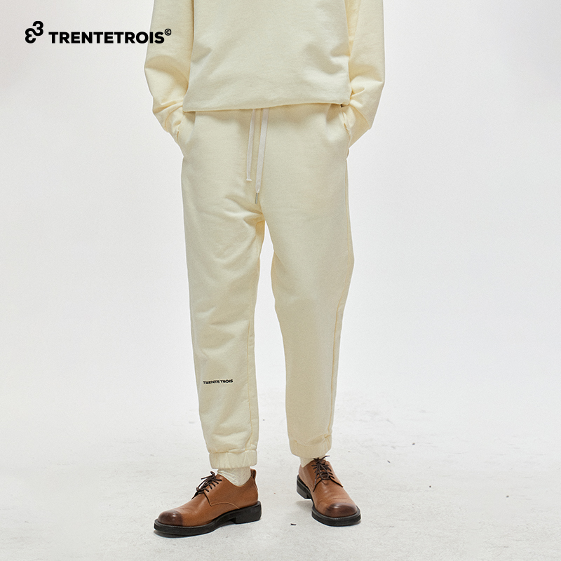 33潮牌休闲裤慢跑裤型针织面料柔软舒适修身版型椰奶白百搭裤子