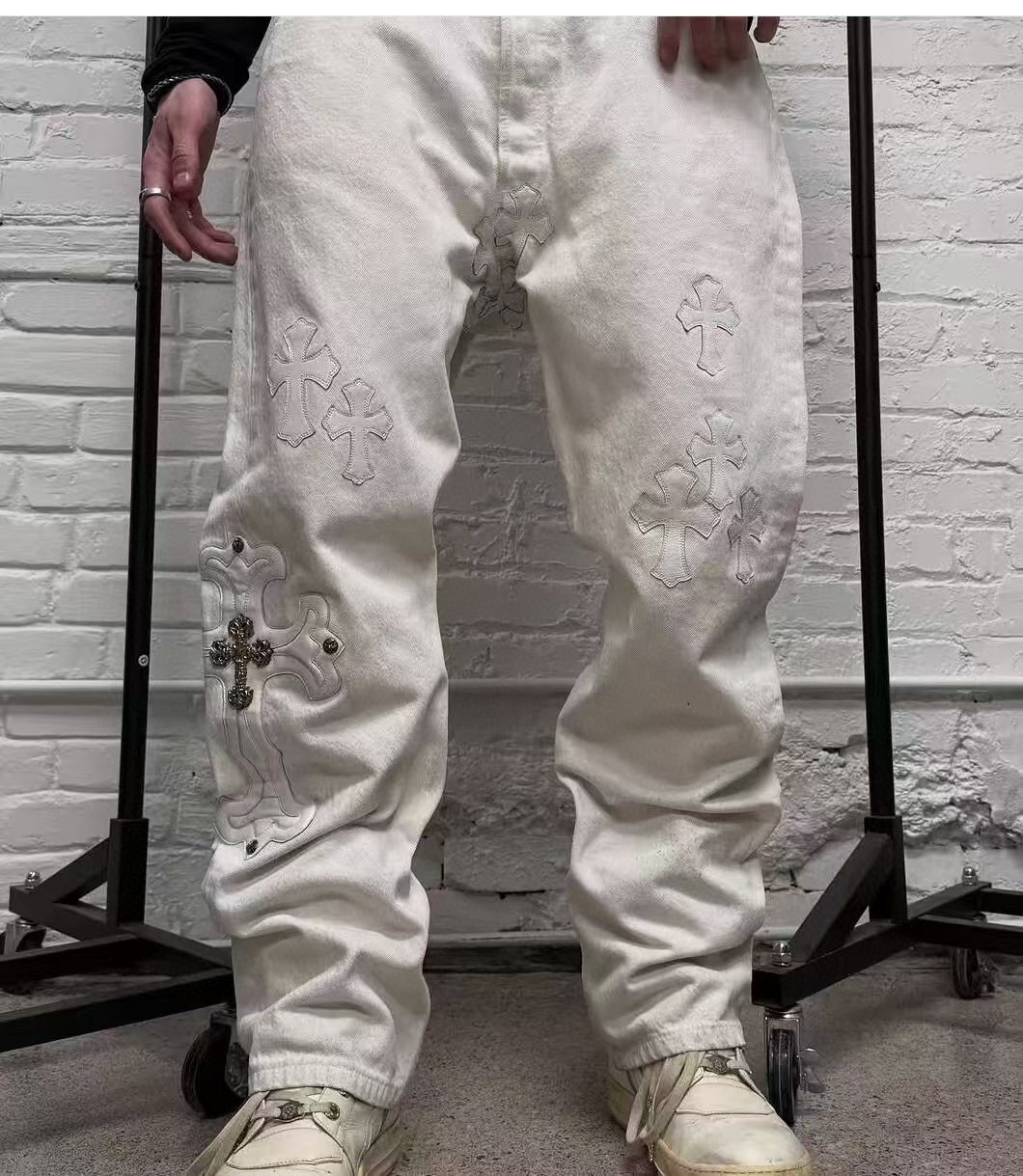 克罗新款潮牌十字架梵文缝皮重磅宽松水洗白色牛仔裤男女同款长裤