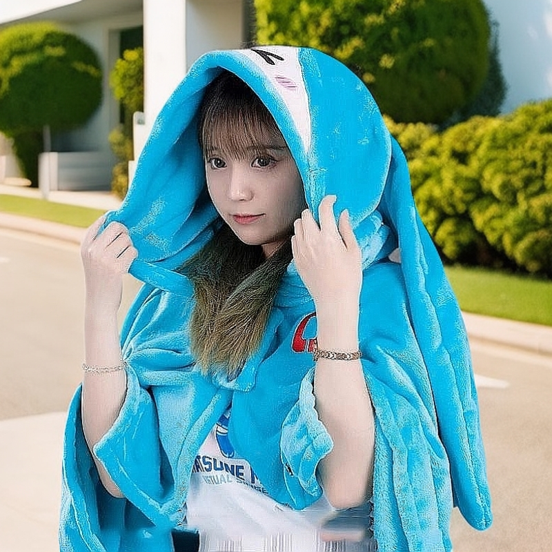 二次元初音未来多功能连帽空调毯miku抱枕柔软法莱绒脖套保暖披肩