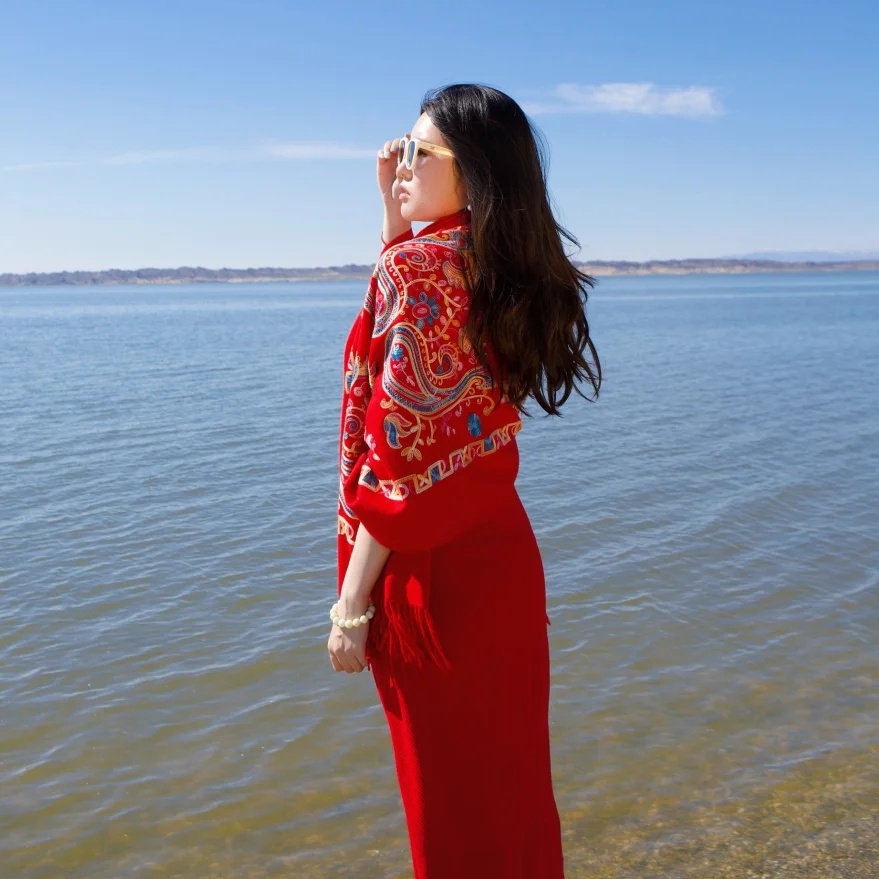 西藏青海湖旅游拍照红色刺绣围巾女丽江民族风草原披风空调房披肩