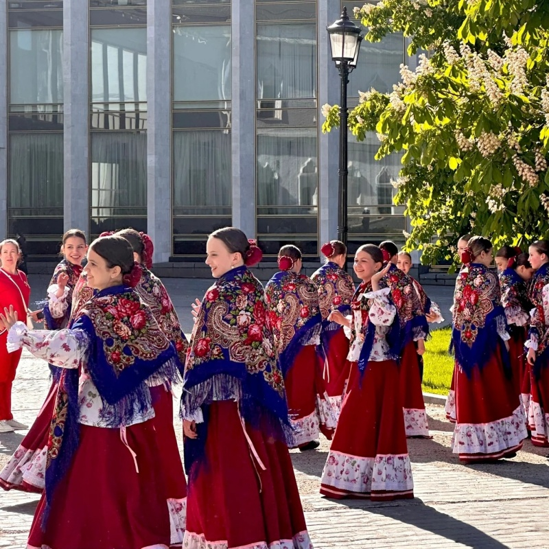 俄罗斯流苏披肩新疆民族风围巾女包头丝巾西藏丽江旅游印花大方巾