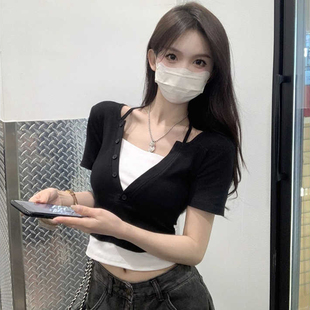 辣妹假两件黑色v领挂脖短袖t恤女夏修身紧身短款高腰露脐正肩上衣