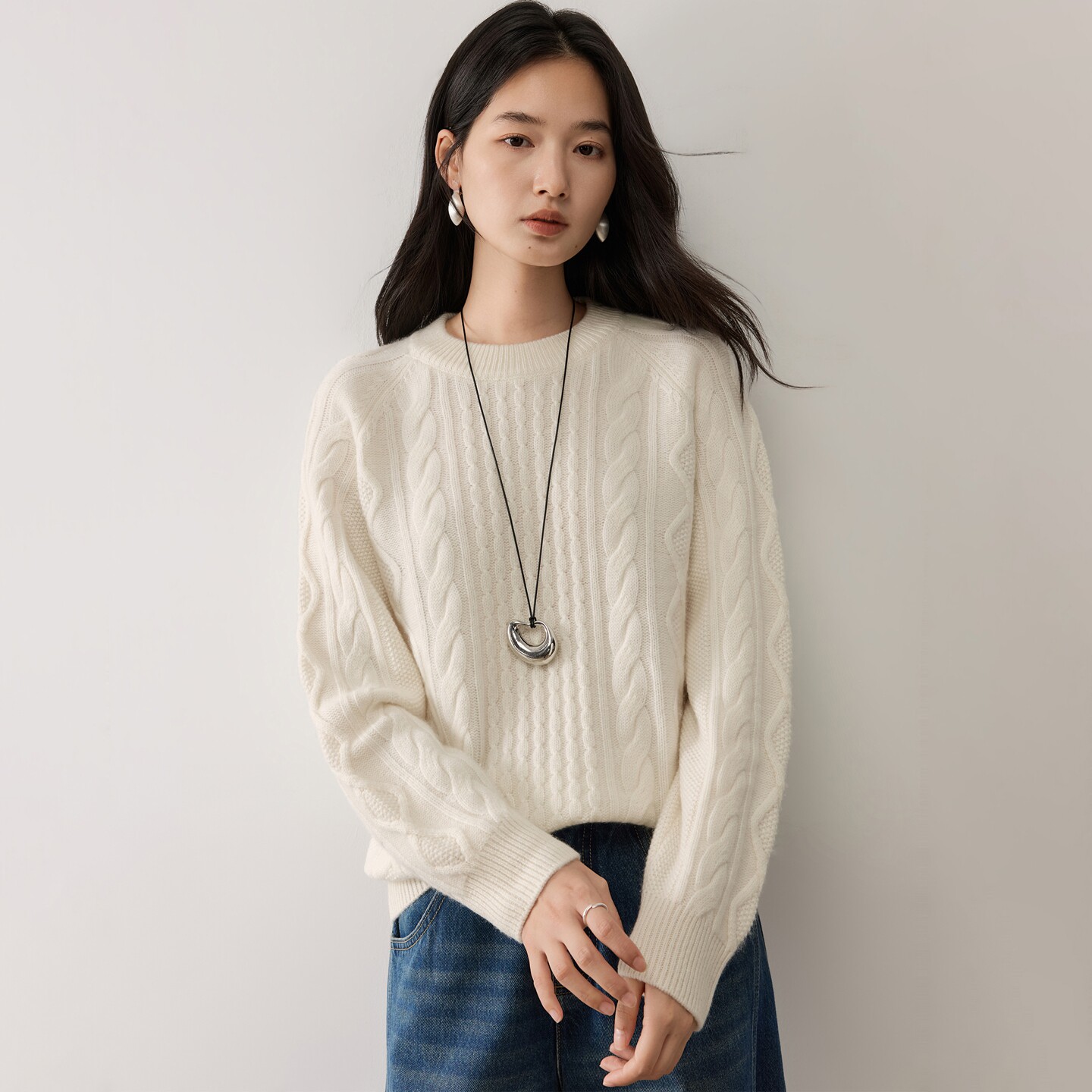 慵懒风圆领绞花羊绒衫女款宽松