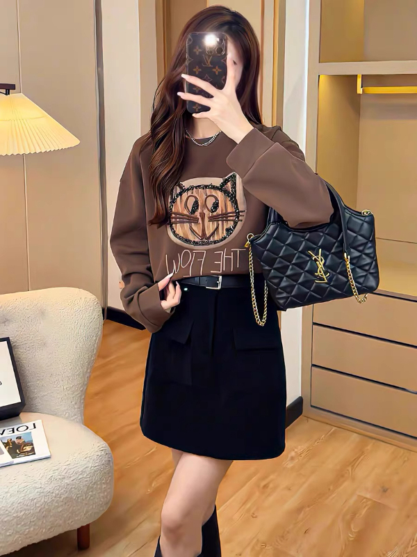 狸猫亮片圆领正肩长袖卫衣女早秋新款美拉德穿搭又a又飒短款上衣