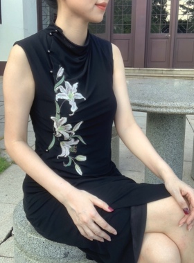 新中式谭燕玉风白百合花刺绣旗袍修身黑色连衣裙2026夏季