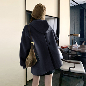 【 货源充足】斗篷式连帽宽松双面毛呢外套270-8967P235控348，女装毛呢外套，浙宝270