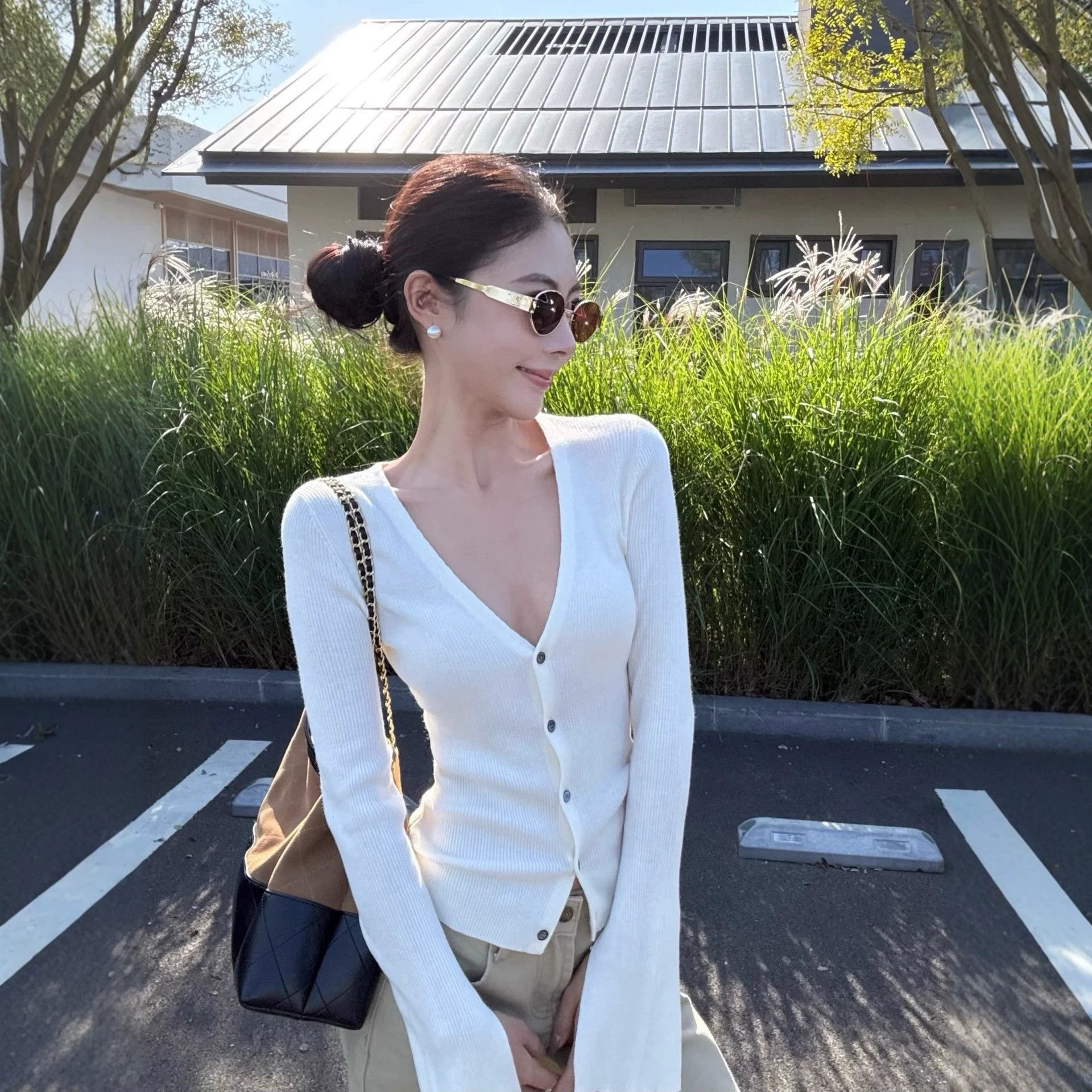 老钱风V领灰色针织开衫女春秋新款长袖收腰显瘦性感气质低领上衣
