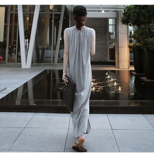 2025年夏季新款韩版大码女装长款连衣裙圆领无袖褶皱宽松沙滩长裙