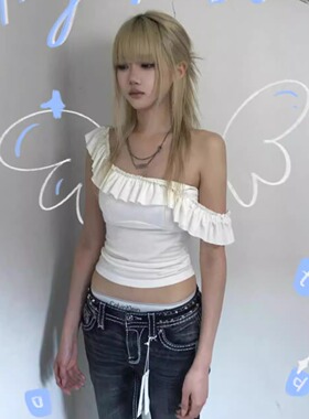 时髦辣妹25年新品超绝显瘦设计感露肩单肩荷叶边花边装饰上衣背心