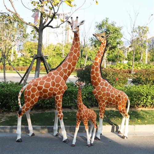 园林景观玻璃钢长颈鹿雕塑户外大型仿真动物摆件公园景区草坪装饰