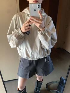 moon韩系简约连帽抽绳设计拉链防晒外套女夹克 About 轻装 山野风