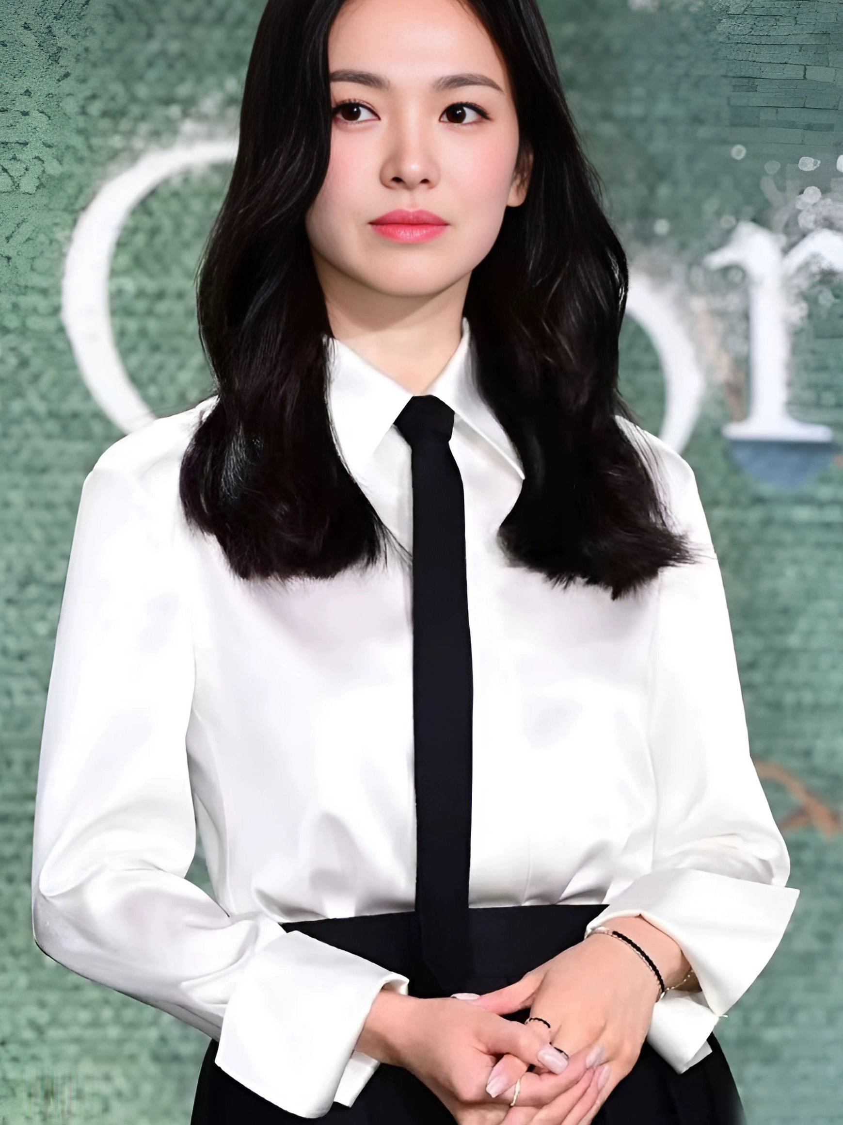 宋慧乔同款春装衬衫感绉缎面上衣丝滑女领带白色设计感小众图片