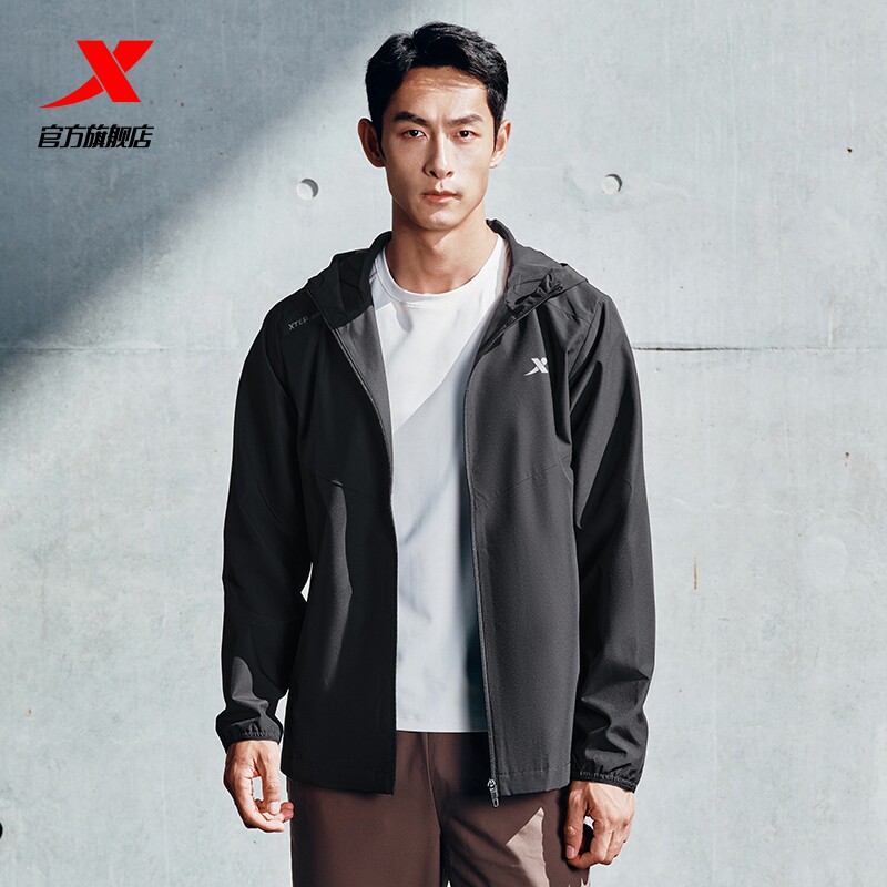 特步外套男2025秋冬新款户外冲锋防泼水风衣男款运动防风夹克男士
