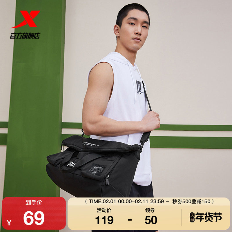 特步情侣斜挎包2025年秋冬大容量健身运动腰包女通勤单肩包男