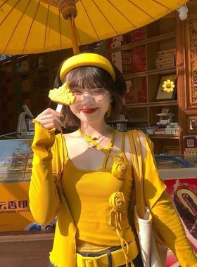 纯欲风辣妹黄色花朵挂脖背心女夏季设计感短裤休闲时尚两件套装