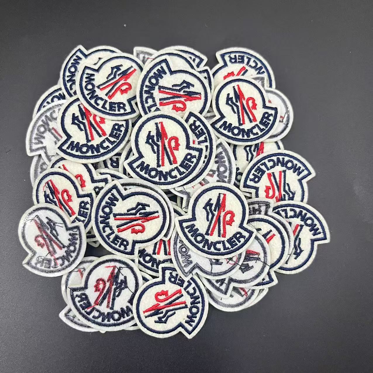 潮牌蒙口logo布贴时尚电脑刺绣羽绒服装饰补丁帽子熨烫贴