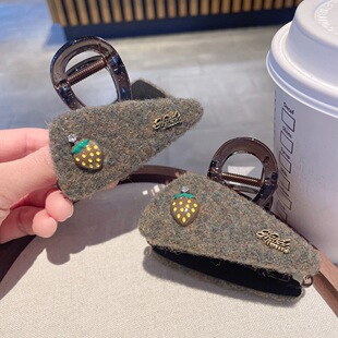 草莓毛毡三角型抓夹女2025新款半扎发卡发夹后脑勺盘发鲨鱼夹子