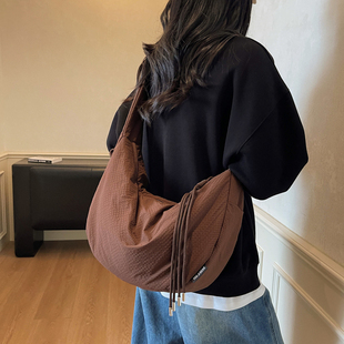 大容量饺子包女2025新款秋冬棉服羽绒布斜挎包日韩单肩腋下通勤包