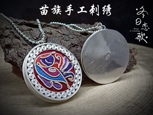 贵州手工银苗寨非遗拉丝工艺999足银手工刺绣铜鼓纯银吊坠毛衣坠