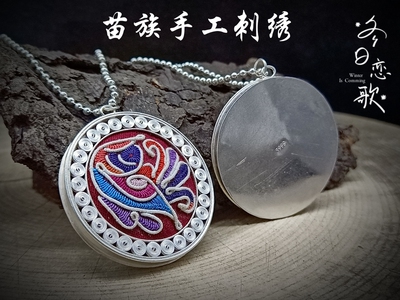 贵州手工银苗寨非遗拉丝工艺999足银手工刺绣铜鼓纯银吊坠毛衣坠