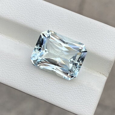 雷迪恩切工天然浅蓝色托帕石天然无优化无加热处理  宝石裸石戒面
