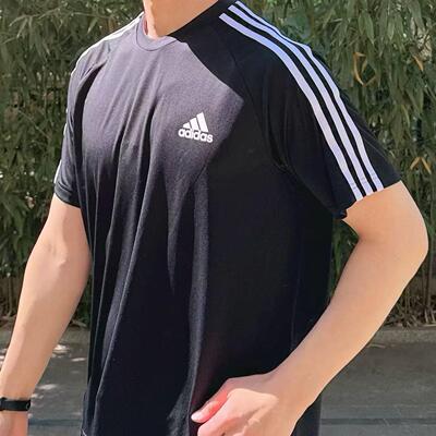 阿迪达斯adidas短袖黑色舒适透气运动上衣休闲短袖圆领T恤 KU3918