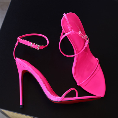 玫红一字带细跟红底13CM凉鞋