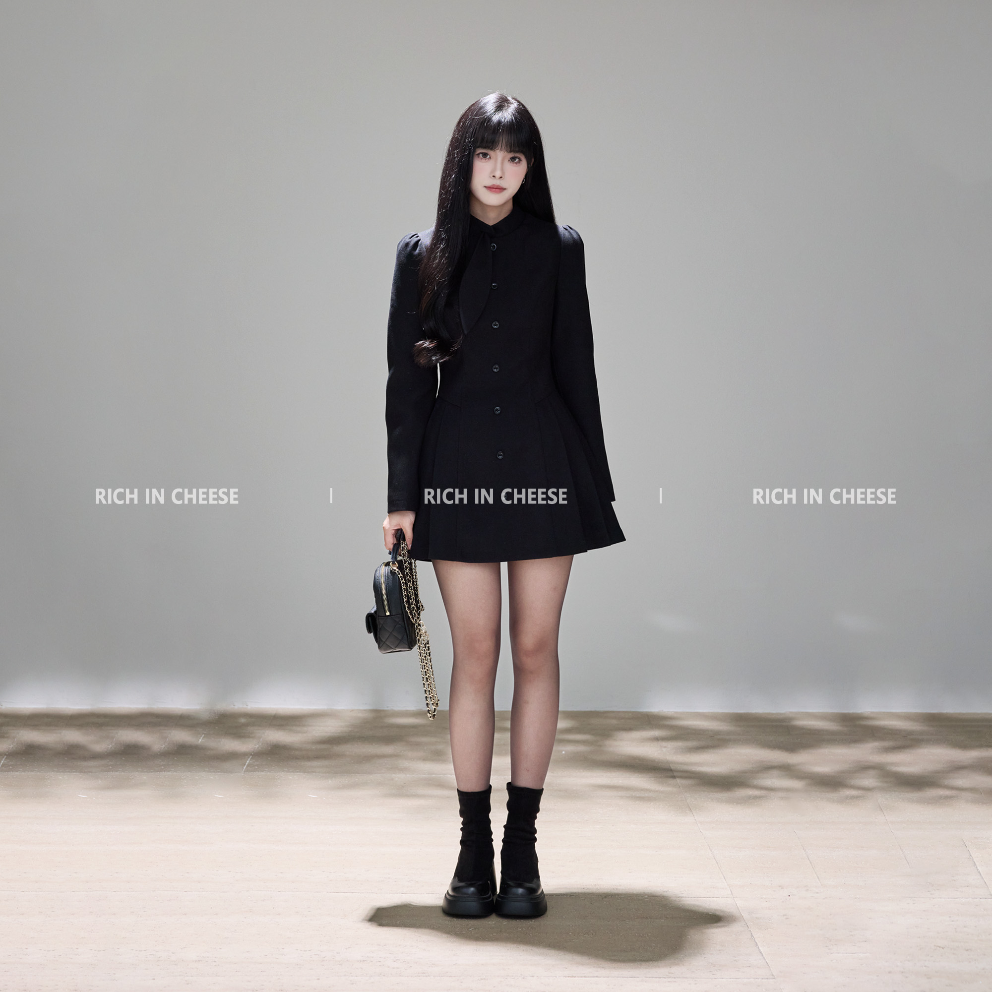 黑色高飘领设计收腰连衣裙