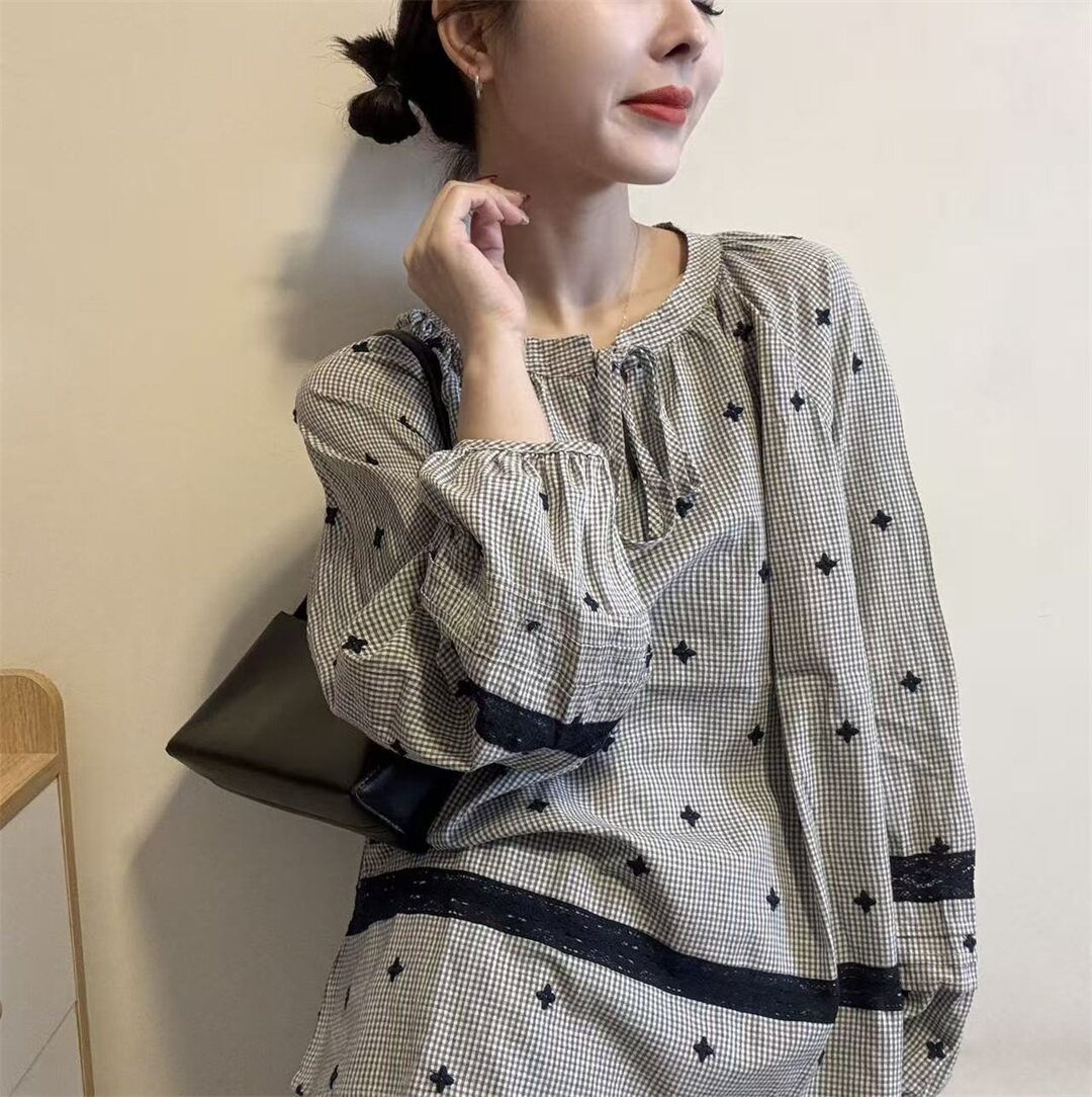 慵懒风刺绣格纹圆领衬衫女2026春季新款洋气小个子撞色拼接上衣