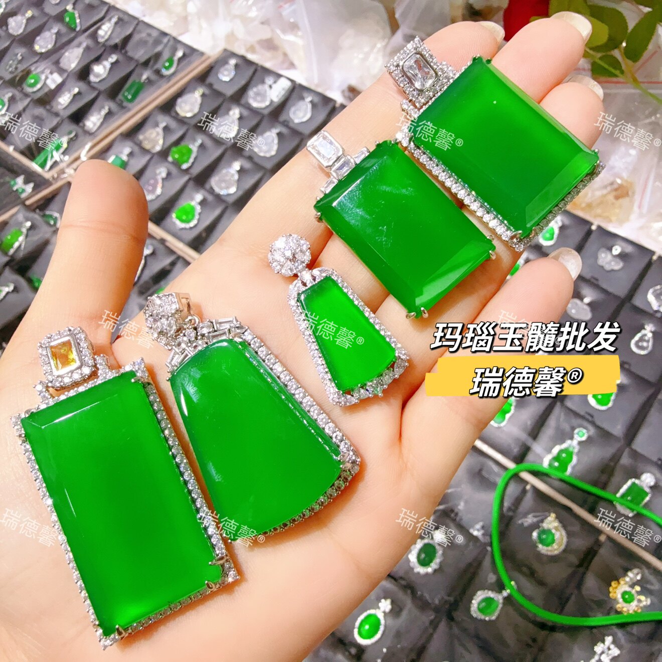 帝王绿玉髓无事牌吊坠玛瑙平安牌