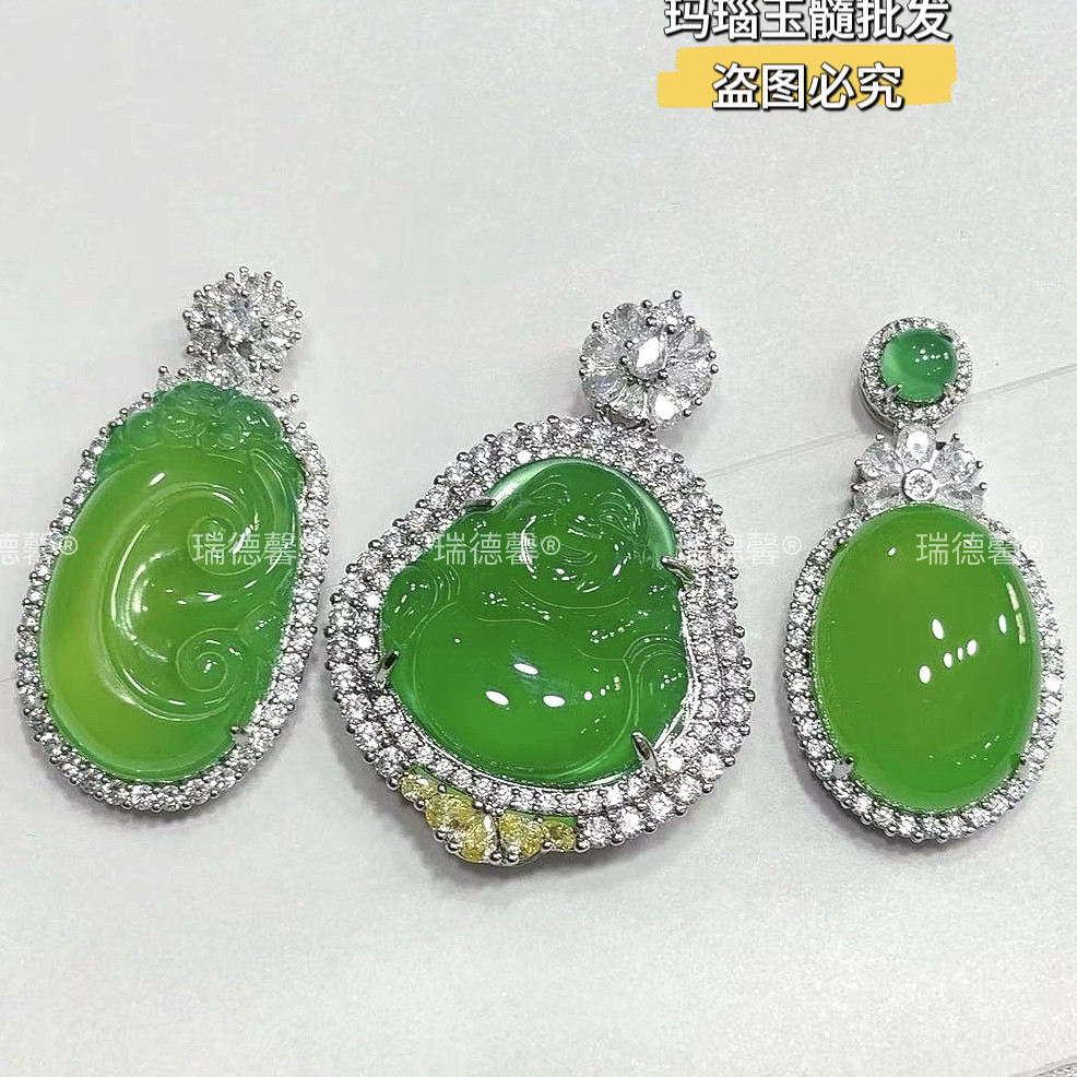 帝王绿玛瑙玉如意佛公鸽子蛋吊坠