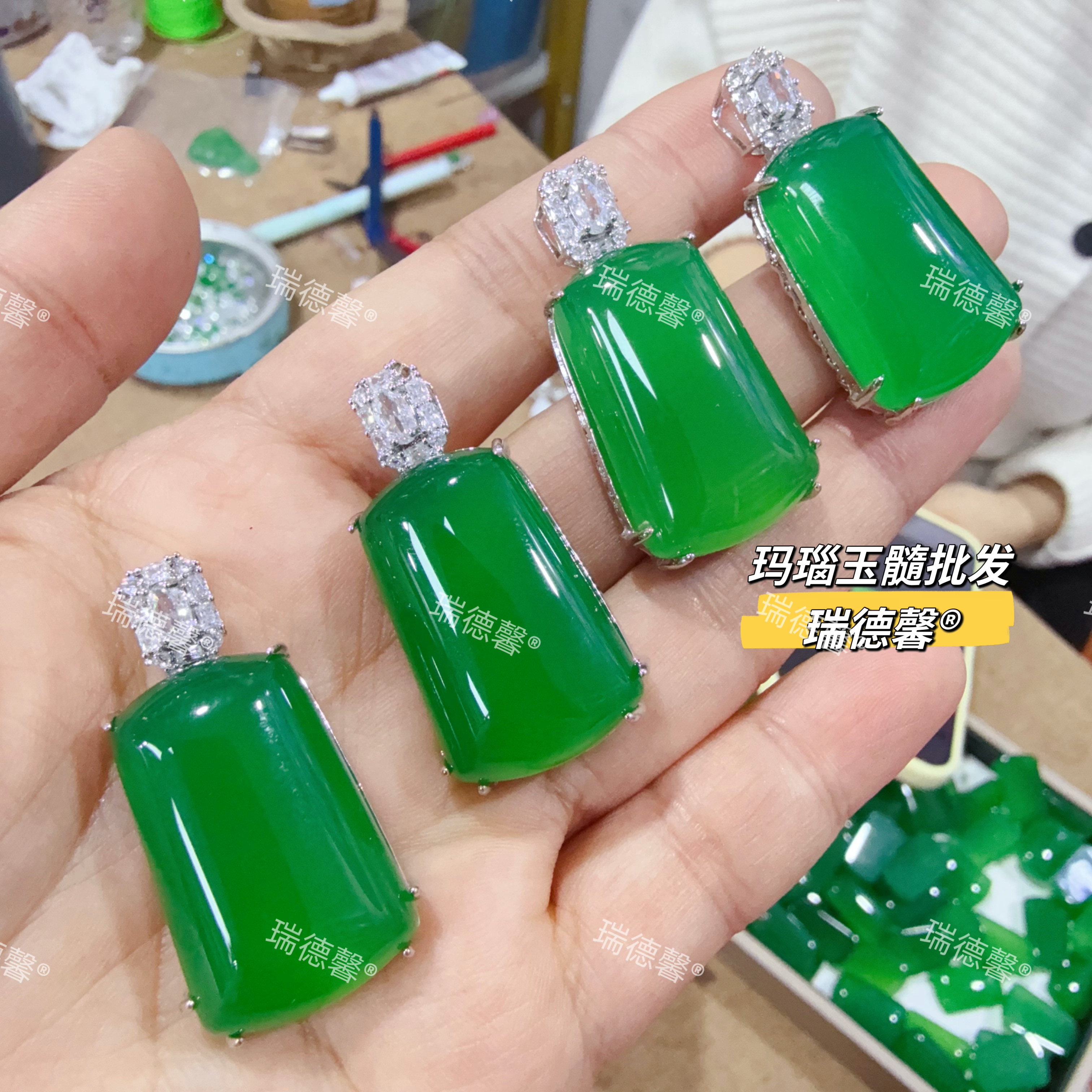 天然冰种玉髓平安无事牌吊坠镶嵌绿玛瑙玉佩帝王绿平安牌子锁骨链
