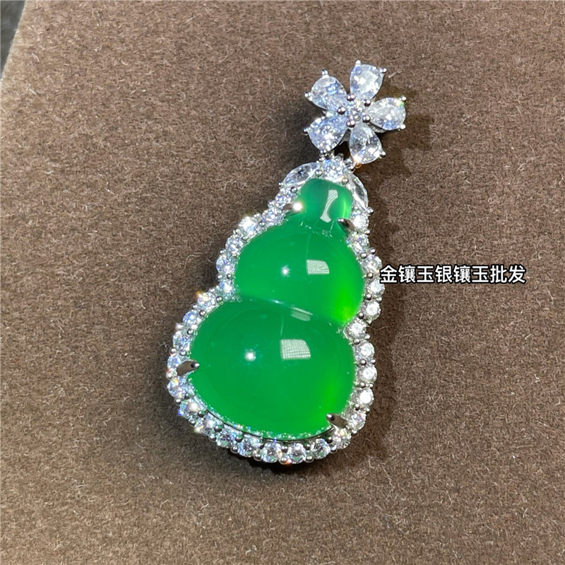 天然冰种镀金帝王绿玛瑙葫芦吊坠