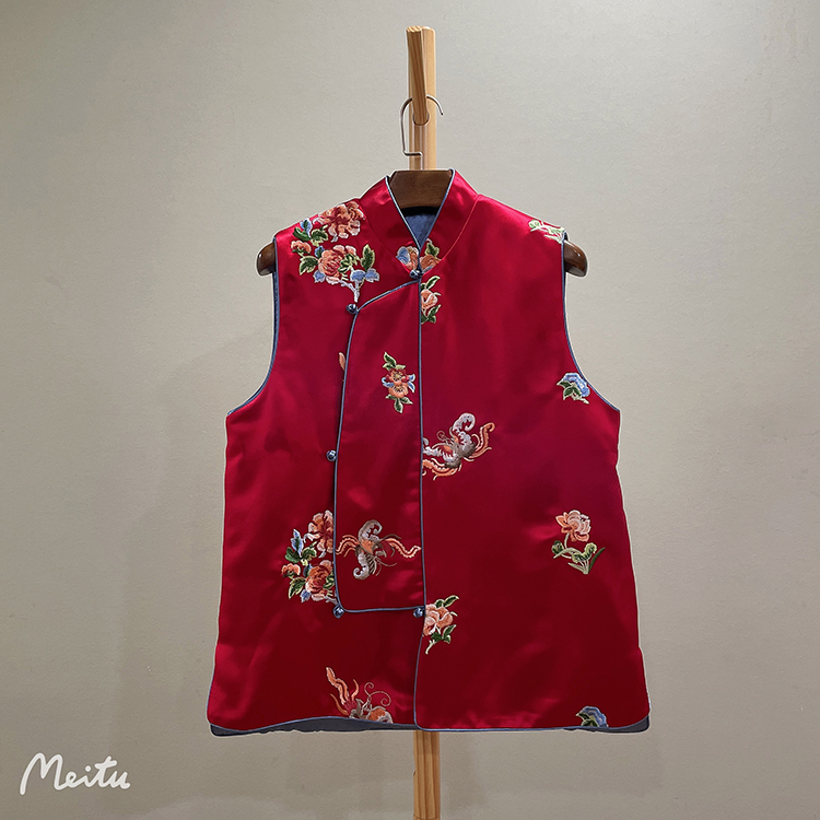 国潮风 中式复古醋酸老缎刺绣花大红色无袖背心棉马甲上衣女
