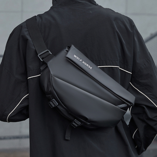 单肩包男款大容量潮摩托车胸包单肩斜挎包磁吸扣背包男士骑行跨包