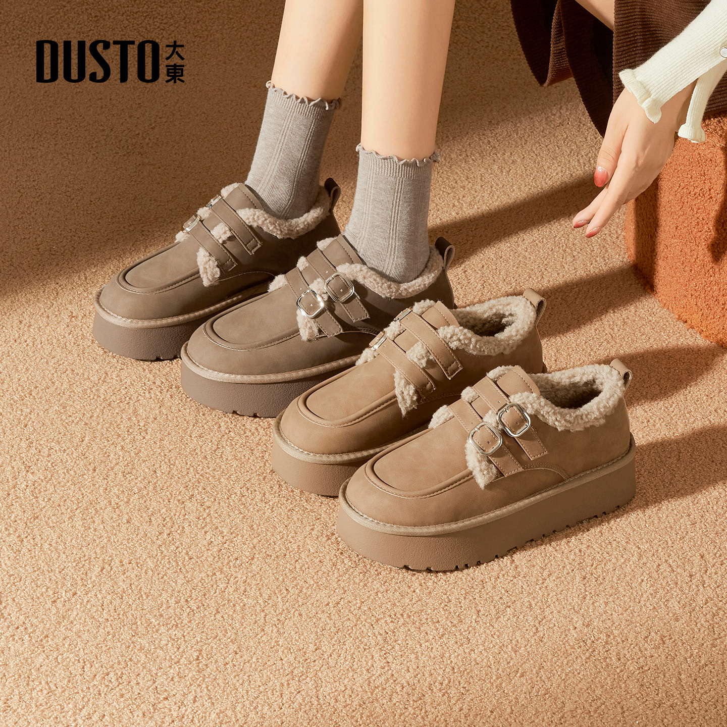 大东毛毛鞋女鞋2025年冬季新款舒适平底中跟套脚圆头饰扣D0237
