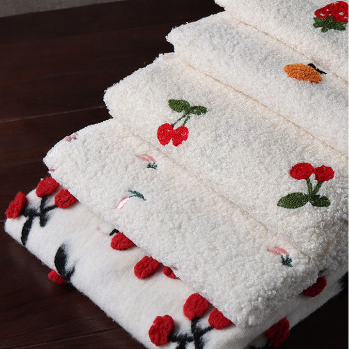 樱桃草莓小香风包装白色绒布冬季冬天手工diy礼物圣诞节花束材料