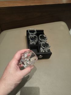 克罗伈潮牌白酒洋杯暗黑基调搭配标志性元素品味时潮范也随之蔓延