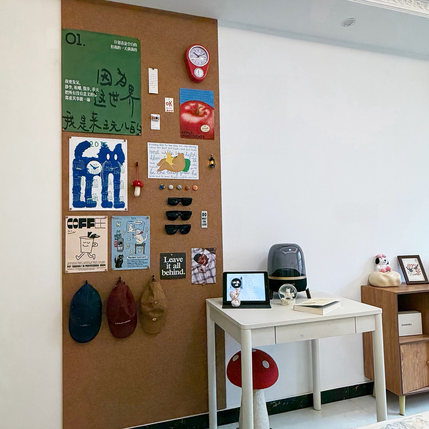 毛毡墙贴高级感墙面软木板展示板玄关照片墙客厅墙面布置白墙遮丑