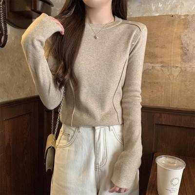 秋冬季燕麦色打底衫上衣女2025内搭圆领针织衫修身鱼骨线感1215n