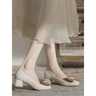 春夏配裙子的鞋子法式单鞋中跟蝴蝶结高跟鞋女2026新款粗跟0210kd