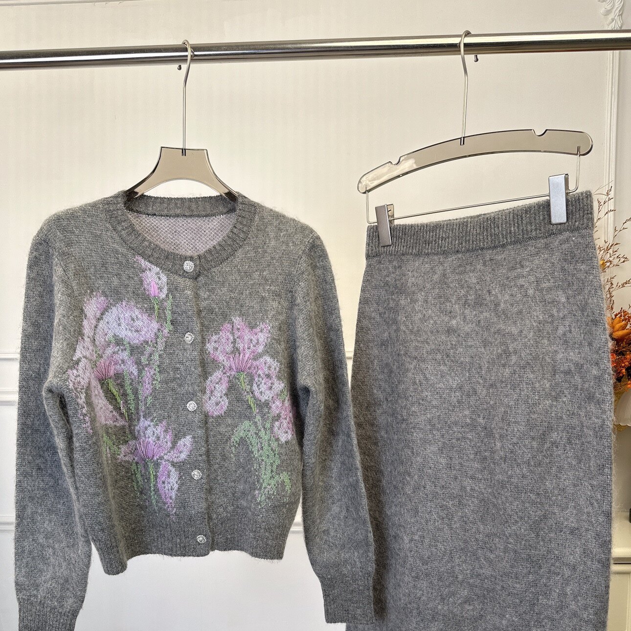 2025秋冬新款绵羊毛拉毛灰色针织钉珠开衫上衣毛衣+半裙套装