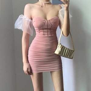 法式一字肩粉色小禮服2021新款夏氣質性感緊身褶皺包臀連衣裙子女