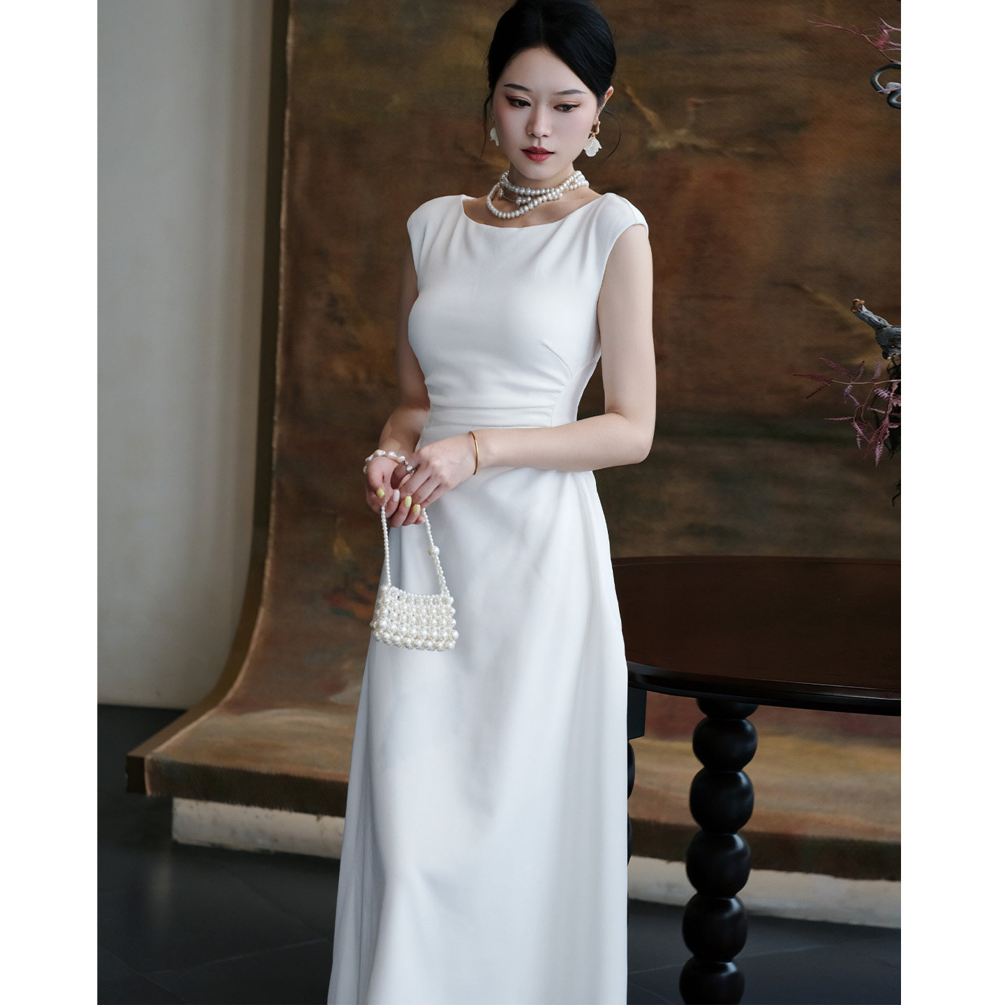 鹿与玫瑰法式气质显瘦长裙子订婚宴会礼服女高级感无袖白色连衣裙