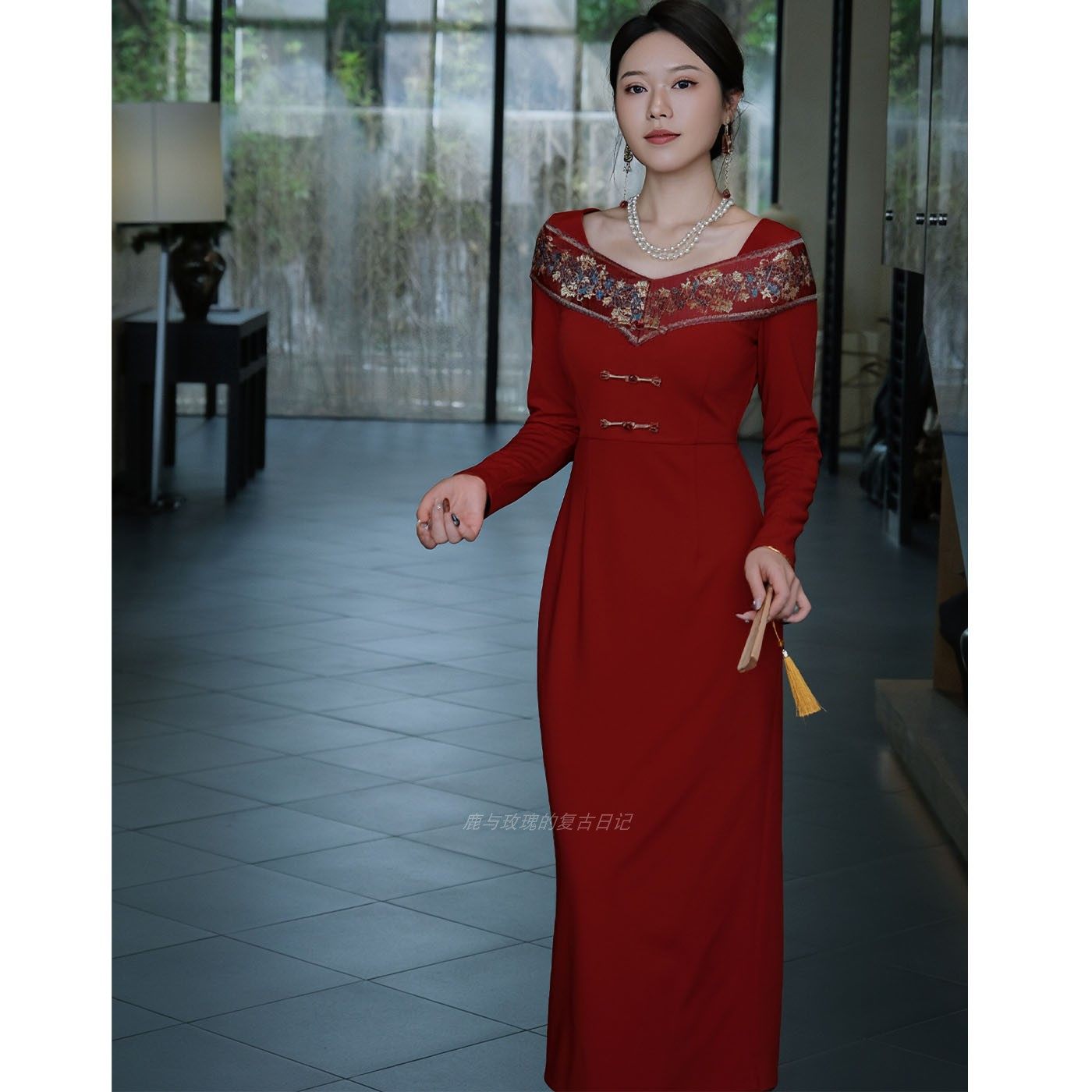 鹿与玫瑰红色连衣裙女