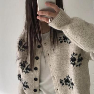 花朵图案宽松短款单排扣针织毛衣
